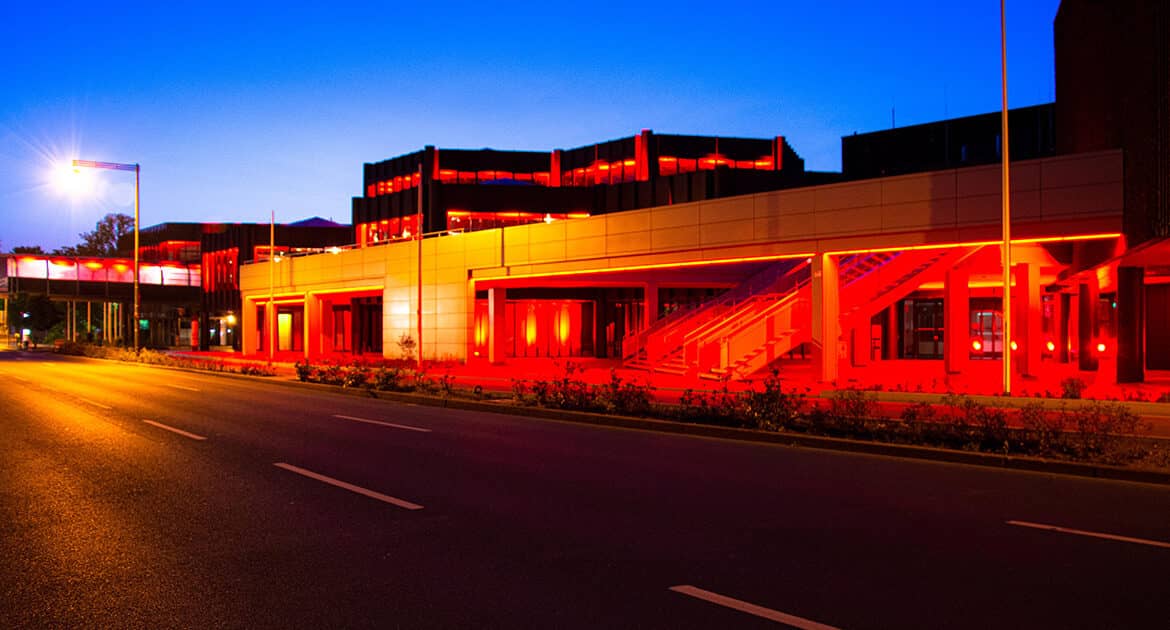 Das CCD Congress Center Düsseldorf in rot erleuchtet