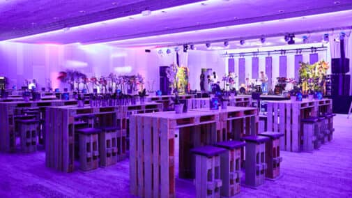 Raum 2 mit Party-Bestuhlung und Live Act