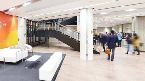 Foyer vor Raum 01 mit Publikum