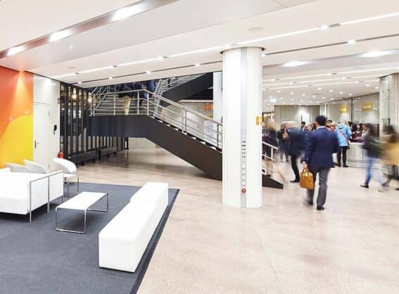 Foyer vor Raum 01 mit Publikum
