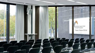 Raum 5 in Reihenbestuhlung mit Blick zum Rhein