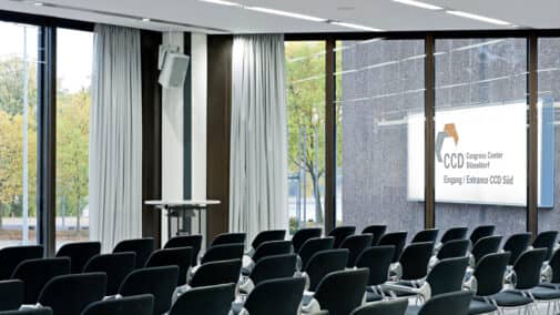 Raum 5 in Reihenbestuhlung mit Blick zum Rhein