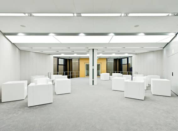 Aktionsfläche Süd mit Lounge Möbeln