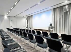 Raum 5 in Reihenbestuhlung