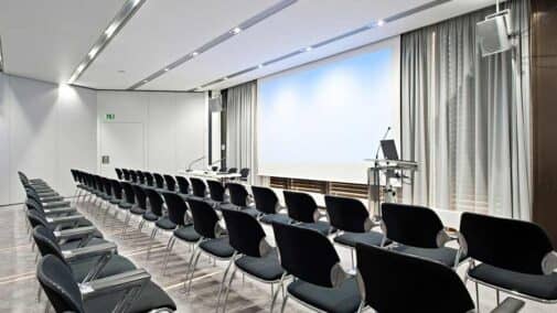 Raum 5 in Reihenbestuhlung