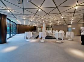 Foyer CCD Süd mit Stehtischen mit Blick auf das Restaurant