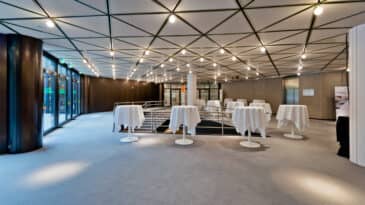 Foyer CCD Süd mit Stehtischen mit Blick auf das Restaurant