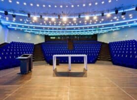 Raum 1 von der Bühne aus ins Auditorium