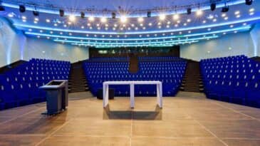 Raum 1 von der Bühne aus ins Auditorium