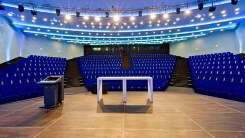 Raum 1 von der Bühne aus ins Auditorium