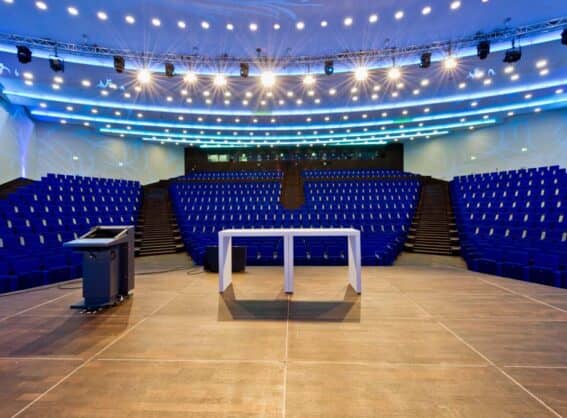 Raum 1 von der Bühne aus ins Auditorium