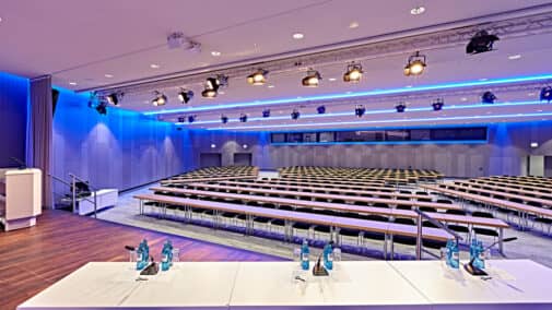 Raum 2 mit Blick ins Auditorium in parlamentarischer Bestuhlung