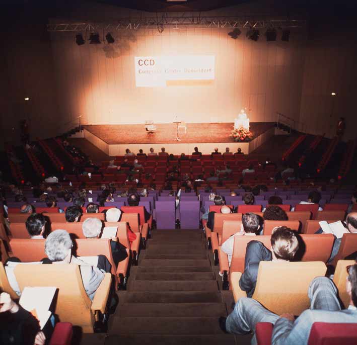 Kongress im Raum 1 mit bunten Stühlen