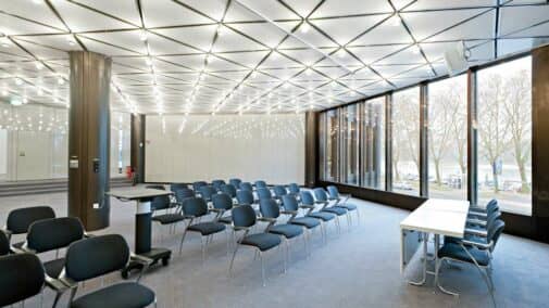 Raum 13 mit Reihenbestuhlung