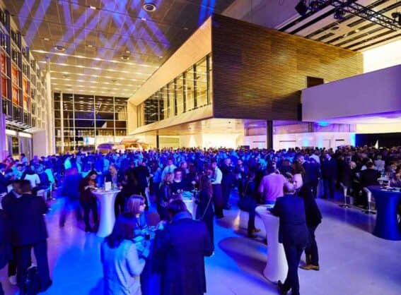 Foyer der Halle 1 mit Party