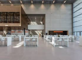 Halle 1 Foyer mit Stehtischen