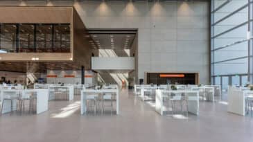 Halle 1 Foyer mit Stehtischen