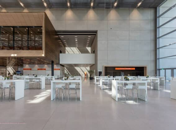 Halle 1 Foyer mit Stehtischen