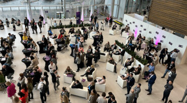 Menschen auf der DRX Conference 2023 im Foyer der Messehalle 1 in Düsseldorf