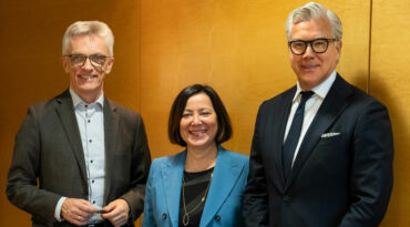 Bild (v.l.n.r.): Bernhard J. Stempfle, Geschäftsführer Finanzen und Infrastruktur, Messe Düsseldorf; Maria Kofidou, Geschäftsführerin, Düsseldorf Congress GmbH, Johannes Molderings, Geschäftsführer, lemonpie Eventcatering GmbH