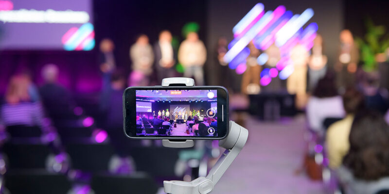 Navigator Festival 2025: Roboterarm mit Smartphone