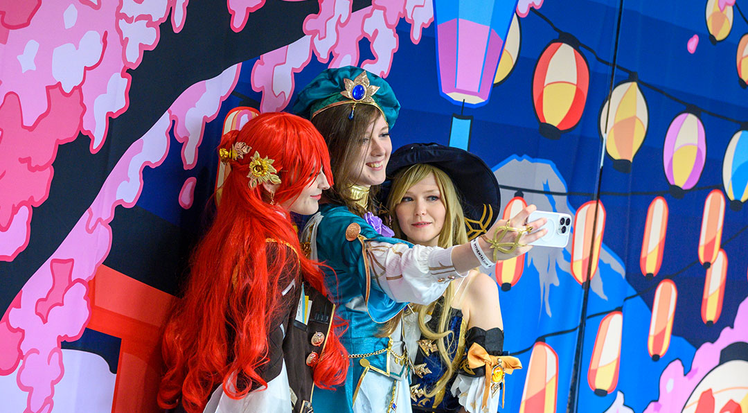 Japan-Convention DoKomi: Cosplayerinnen machen ein Selfie
